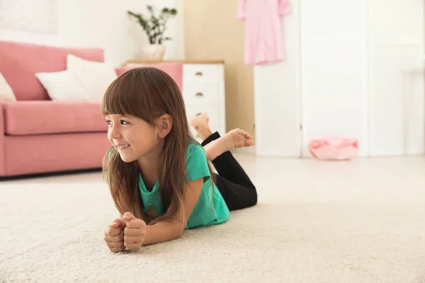 Nettes Kleines Mädchen Das Hause Auf Dem Teppich Liegt Raum — Stockfoto