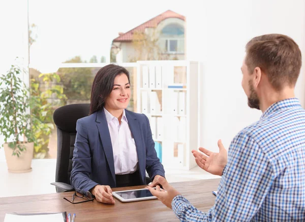 Gerente Recursos Humanos Realizando Entrevista Emprego Com Candidato Escritório — Fotografia de Stock