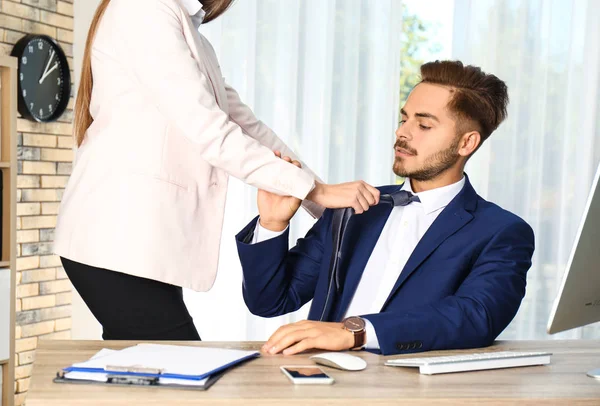 女性は オフィスで彼女の男性の同僚にわいせつ行為 職場のセクシュアル ハラスメント — ストック写真