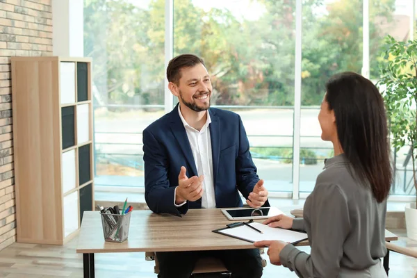 Gerente Recursos Humanos Realizando Entrevista Trabajo Con Solicitante Cargo — Foto de Stock