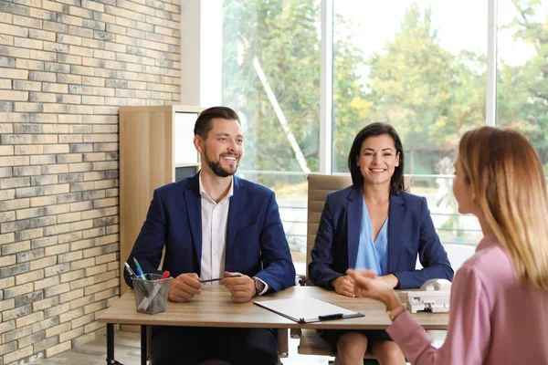 Comissão Recursos Humanos Realizando Entrevista Emprego Com Candidato Cargo — Fotografia de Stock