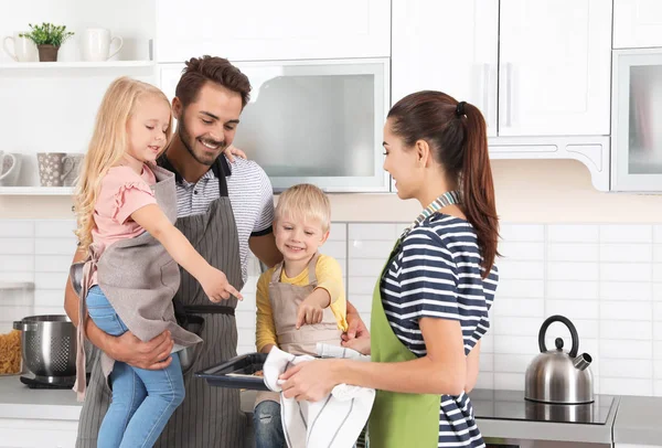 Giovane Donna Che Tratta Sua Famiglia Con Forno Fatto Casa — Foto Stock