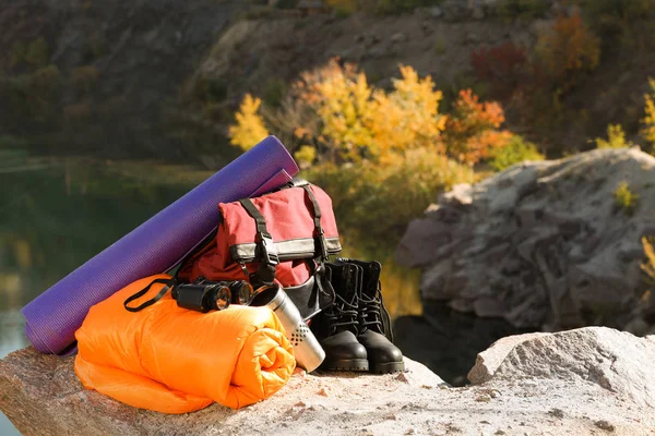 Set Campingausrüstung Mit Schlafsack Auf Dem Boden Freien — Stockfoto