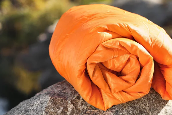 Orangefarbener Schlafsack Auf Felsen Freien Campingausrüstung — Stockfoto