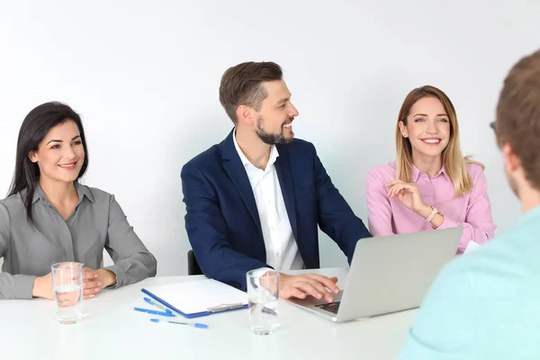 Comissão Recursos Humanos Realizando Entrevista Emprego Com Candidato Cargo — Fotografia de Stock