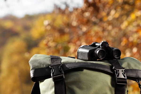 Zaino Con Binocolo Sfondo Sfocato Primo Piano — Foto Stock