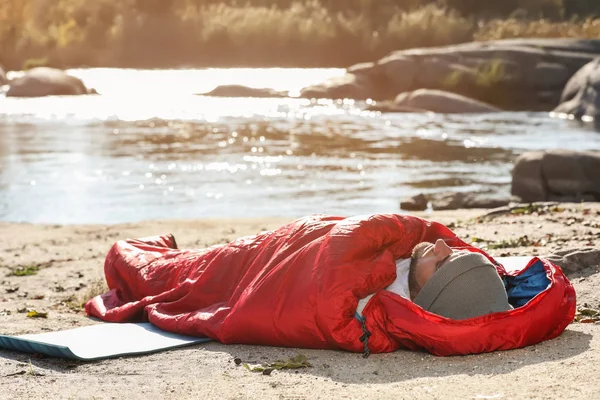 Mann Schlafsack Wilden Strand Campingausrüstung — Stockfoto