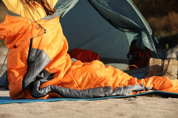 Donna Svegliarsi Nel Sacco Pelo Vicino Tenda All Aperto — Foto Stock