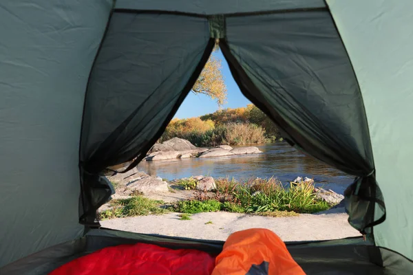 荒野に寝袋でキャンプのテントの中からの眺め — ストック写真