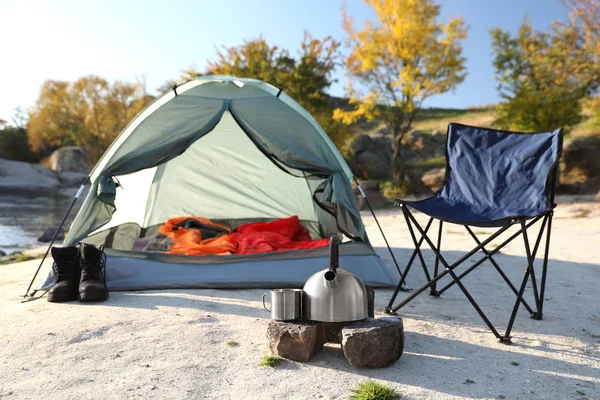 帐篷附近的露营设备 户外睡袋 — 图库照片