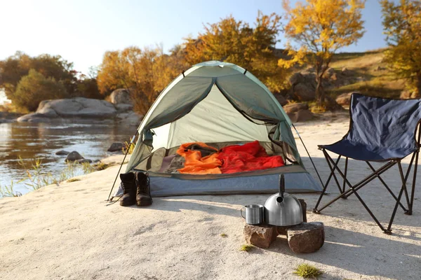 Equipo Camping Cerca Tienda Con Saco Dormir Aire Libre — Foto de Stock