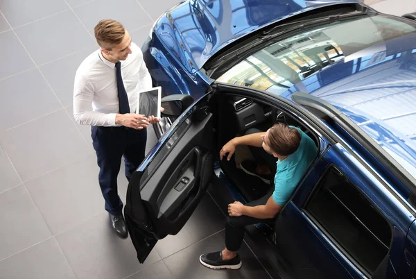 Salesman Mobil Muda Bekerja Dengan Klien Dealer — Stok Foto