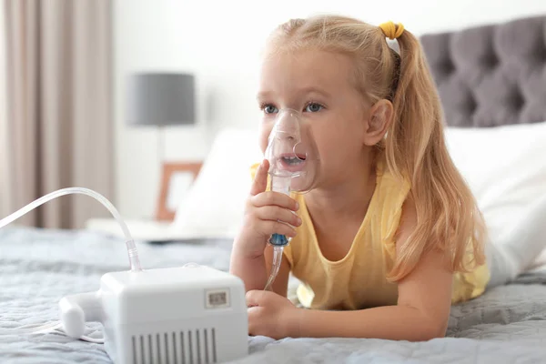 Niña Usando Máquina Del Asma Dormitorio Espacio Para Texto — Foto de Stock