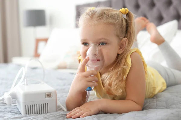 Κοριτσάκι Χρησιμοποιώντας Μηχανή Άσθμα Στην Κρεβατοκάμαρα Χώρο Για Κείμενο — Φωτογραφία Αρχείου