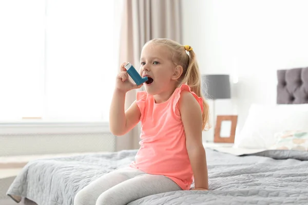 Κοριτσάκι Συσκευή Εισπνοής Άσθμα Χρήση Στο Υπνοδωμάτιο — Φωτογραφία Αρχείου