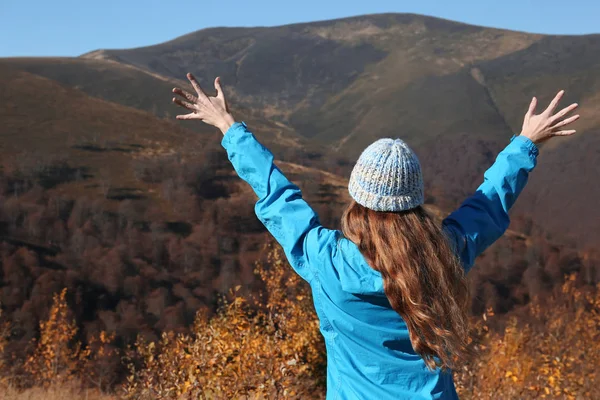 Femme Vêtements Chauds Appréciant Paysage Montagne — Photo