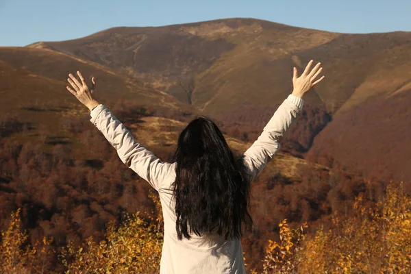 Femme Vêtements Chauds Appréciant Paysage Montagne — Photo