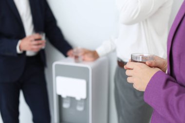 İş arkadaşları sahip yanında break soğutucu beyaz arka planda, tatlı su