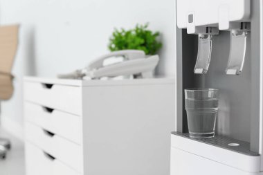 Cam ofis, closeup ile modern su soğutucu. Metin için yer