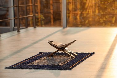 Müslüman dua mat kapalı açık Kur'an ile Rehal