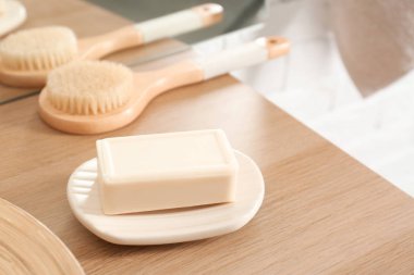 Ahşap masa çubuğunda sabun ile çanağı. Metin için yer