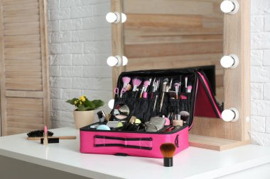 Profesyonel makyaj ürünleri ve tuvalet masasının üstünde alet ile Şevval özçelik güzellik durum