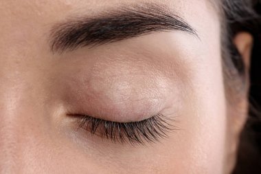 Güzel doğal kirpik, closeup görünümü olan kadın