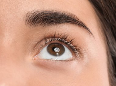 Güzel doğal kirpik, closeup görünümü olan kadın