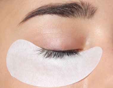 Kirpik uzatma prosedüründen geçen genç kadın, yakın plan.