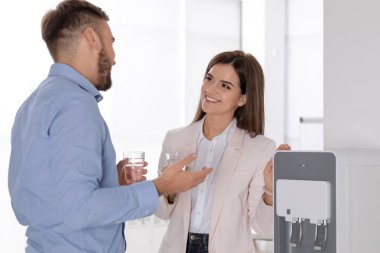 Molası su soğutucu yakınındaki ofisinde çalışanlar