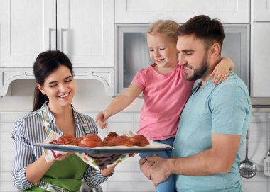 Güzel kadın ailesi mutfak taze buns fırında fırın ile tedavi