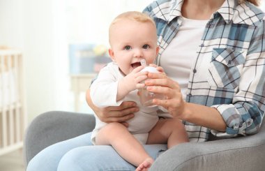 Ona bebek içki odasında şişe veren güzel annesi