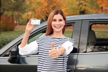 Ehliyet car yakınındaki tutan mutlu kadın