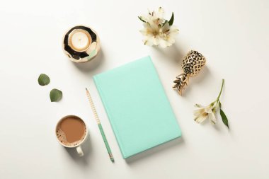 Kitap, fincan beyaz arka plan üzerinde öğeleri kahve ve dekor ile düz yatıyordu kompozisyon