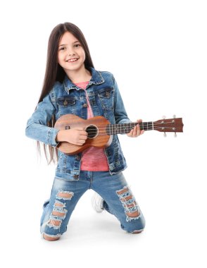 Gitar, üzerinde beyaz izole çalmaya küçük neşeli kız