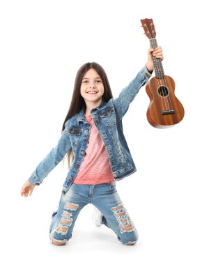 Gitar, üzerinde beyaz izole küçük neşeli kız