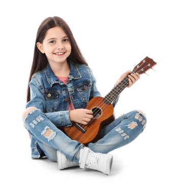 Gitar, üzerinde beyaz izole çalmaya küçük neşeli kız