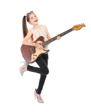 Gitar, üzerinde beyaz izole çalmaya annenin yerinde küçük neşeli kız