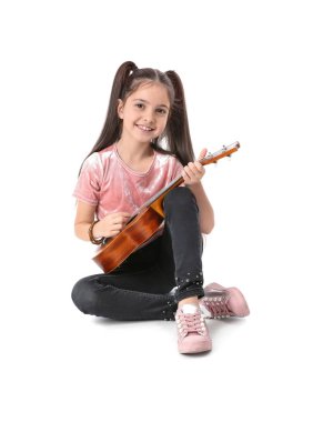 Gitar, üzerinde beyaz izole çalmaya küçük neşeli kız