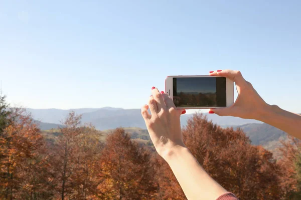 Γυναίκα Λήψη Φωτογραφιών Από Πανέμορφο Ορεινό Τοπίο Smartphone — Φωτογραφία Αρχείου