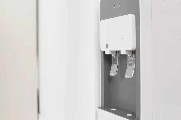 Moderno Refrigeratore Acqua All Interno Primo Piano Spazio Testo — Foto Stock