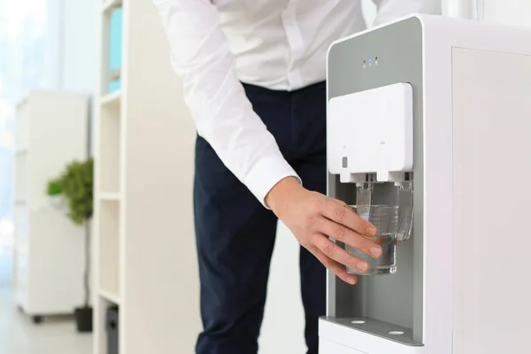 Hombre Llenando Vidrio Enfriador Agua Oficina Primer Plano Espacio Para — Foto de Stock