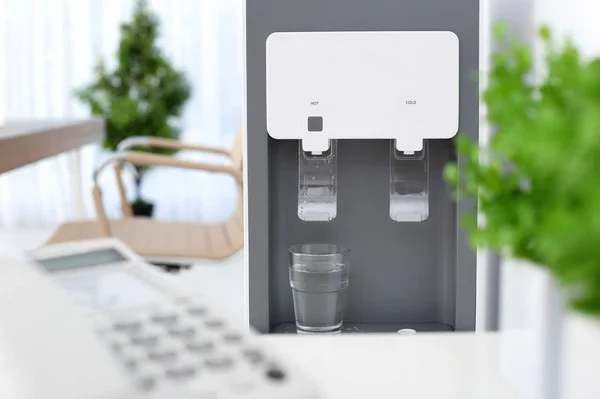 Moderno Refrigerador Agua Con Vidrio Oficina Espacio Para Texto — Foto de Stock