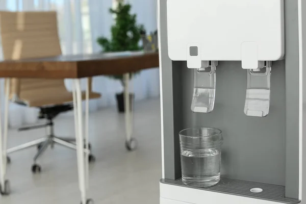 Moderno Refrigerador Agua Con Vidrio Oficina Primer Plano Espacio Para — Foto de Stock