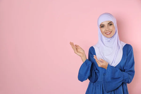 色背景にヒジャーブの若いイスラム教徒の女性の肖像画 テキストのためのスペース — ストック写真
