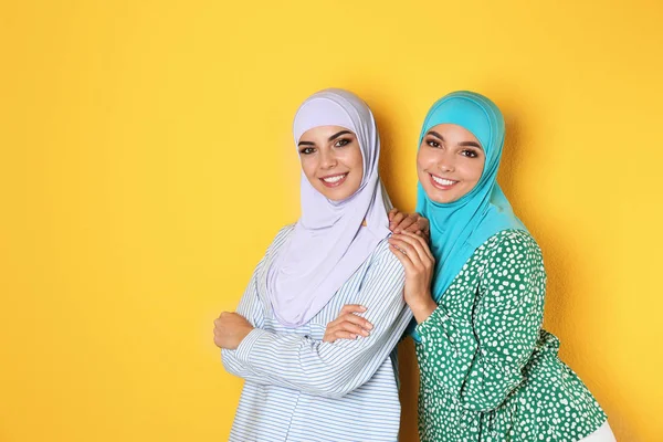 Retrato Mujeres Jóvenes Musulmanas Hiyabs Sobre Fondo Color —  Fotos de Stock