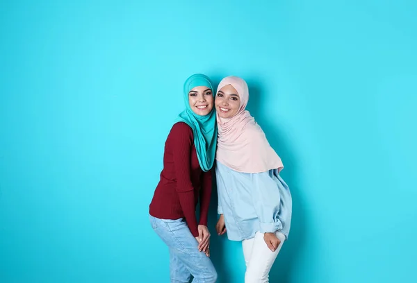 年轻的穆斯林妇女的画像在头巾反对颜色背景 — 图库照片
