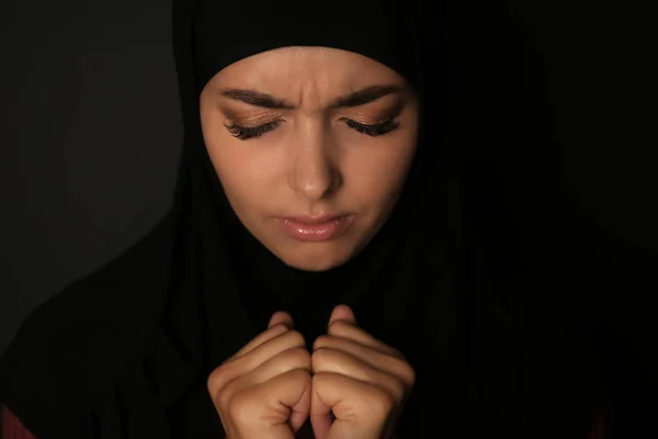 Retrato Mulher Muçulmana Triste Hijab Orando Fundo Escuro — Fotografia de Stock