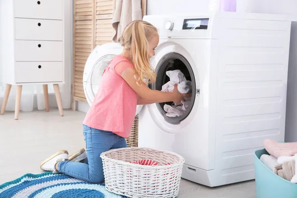 自宅での洗濯のかわいい女の子 — ストック写真