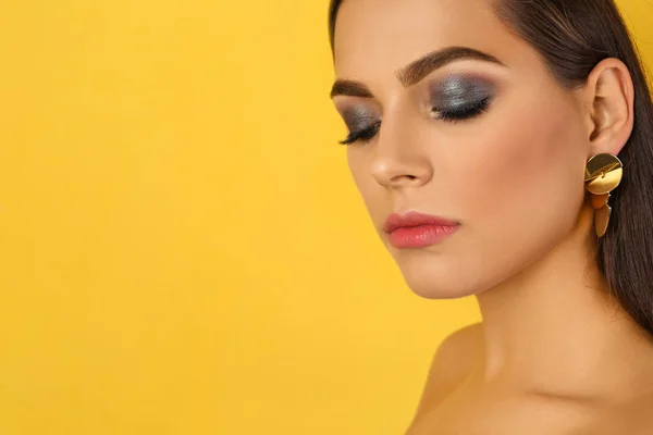 Retrato Mujer Hermosa Con Maquillaje Elegante Sobre Fondo Color Espacio — Foto de Stock
